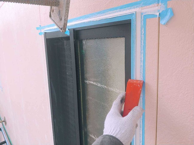 窓サッシの周りにシーリング材を充填